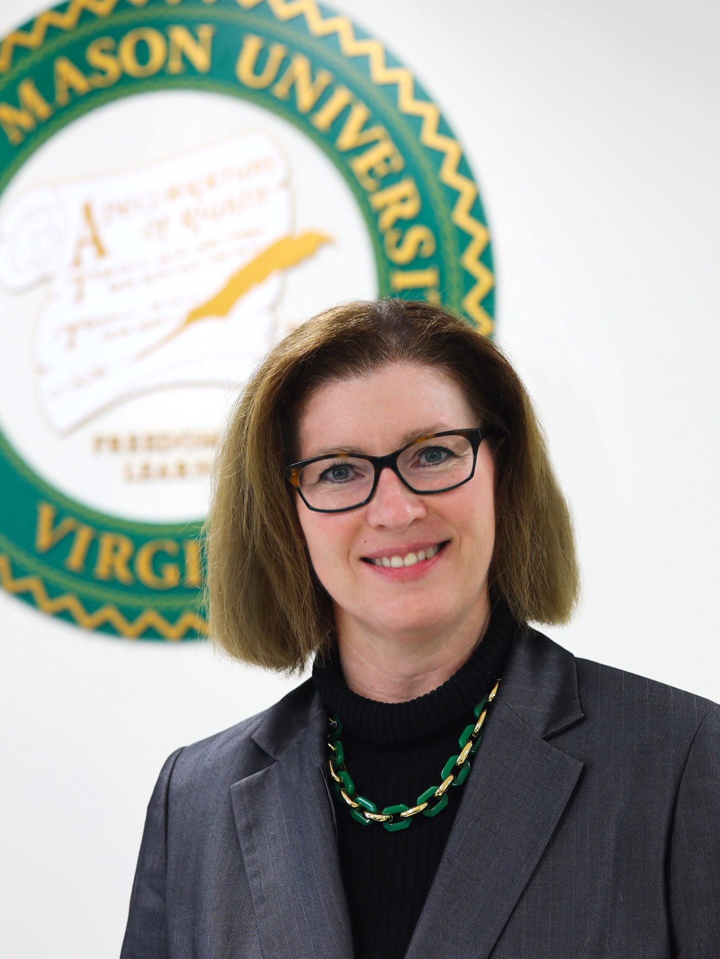 Shannon Davis Headshot.